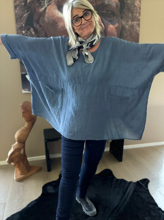 Susanne er en tunika til plus size kvinder, som elsker et oversize look. Den findes i mange forskellige farver. Den er onesize og passes af alt fra en str. 42 til og med str. 54. Her ses den i farven sort. 