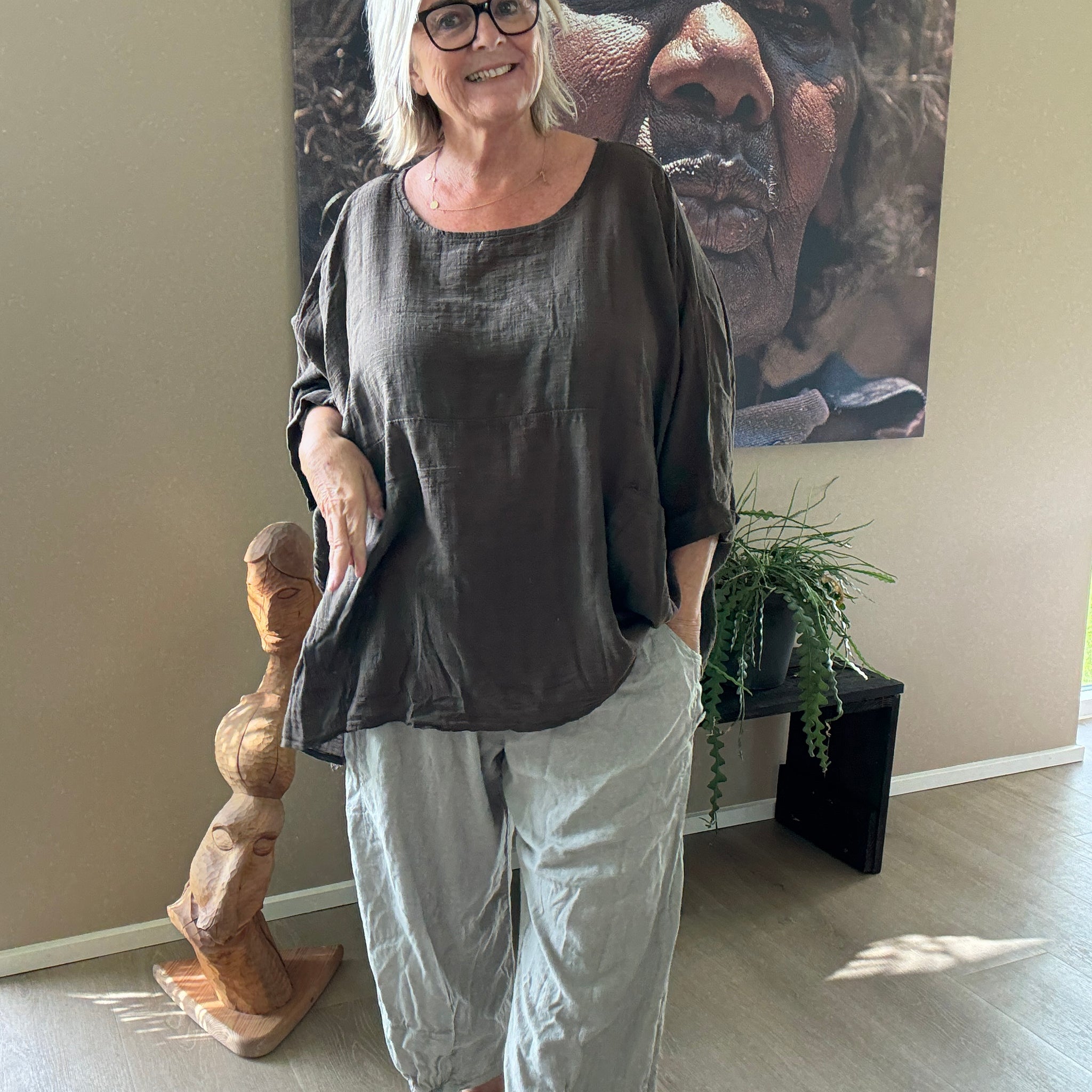 Susanne er en tunika til plus size kvinder, som elsker et oversize look. Den findes i mange forskellige farver. Den er onesize og passes af alt fra en str. 42 til og med str. 54. Susanne fåes altid i mange farver.