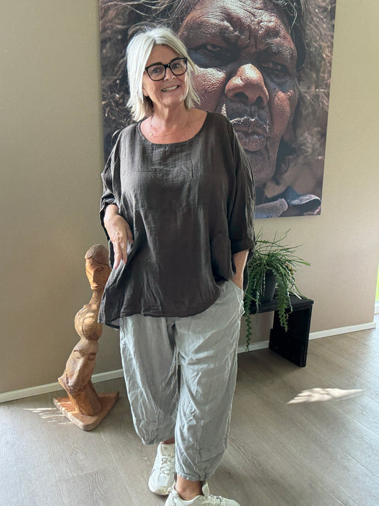 Susanne er en tunika til plus size kvinder, som elsker et oversize look. Den findes i mange forskellige farver. Den er onesize og passes af alt fra en str. 42 til og med str. 54. Susanne fåes altid i mange farver.