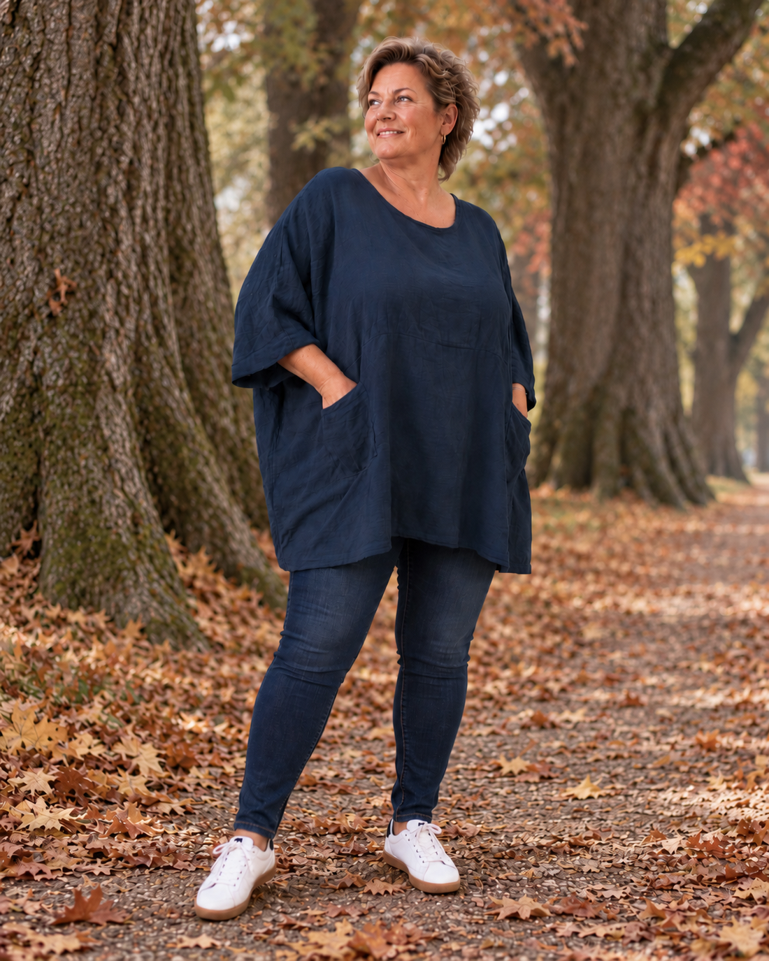 **Alt-tekst – Susanne plussize bomuldstunika (AI-genereret billede):**

AI-genereret billede af en smilende plus-size model iført Susanne bomuldstunika i mørk brun. Tunikaen har en løs, oversize pasform med rund hals, korte brede ærmer og store påsyede lommer foran. Den er stylet med rustfarvede bukser og komfortable sko i et råt industrielt miljø, som fremhæver tunikaens afslappede og moderne udtryk. Ideel til kvinder, der ønsker komfort, bevægelsesfrihed og et stilfuldt hverdagslook.