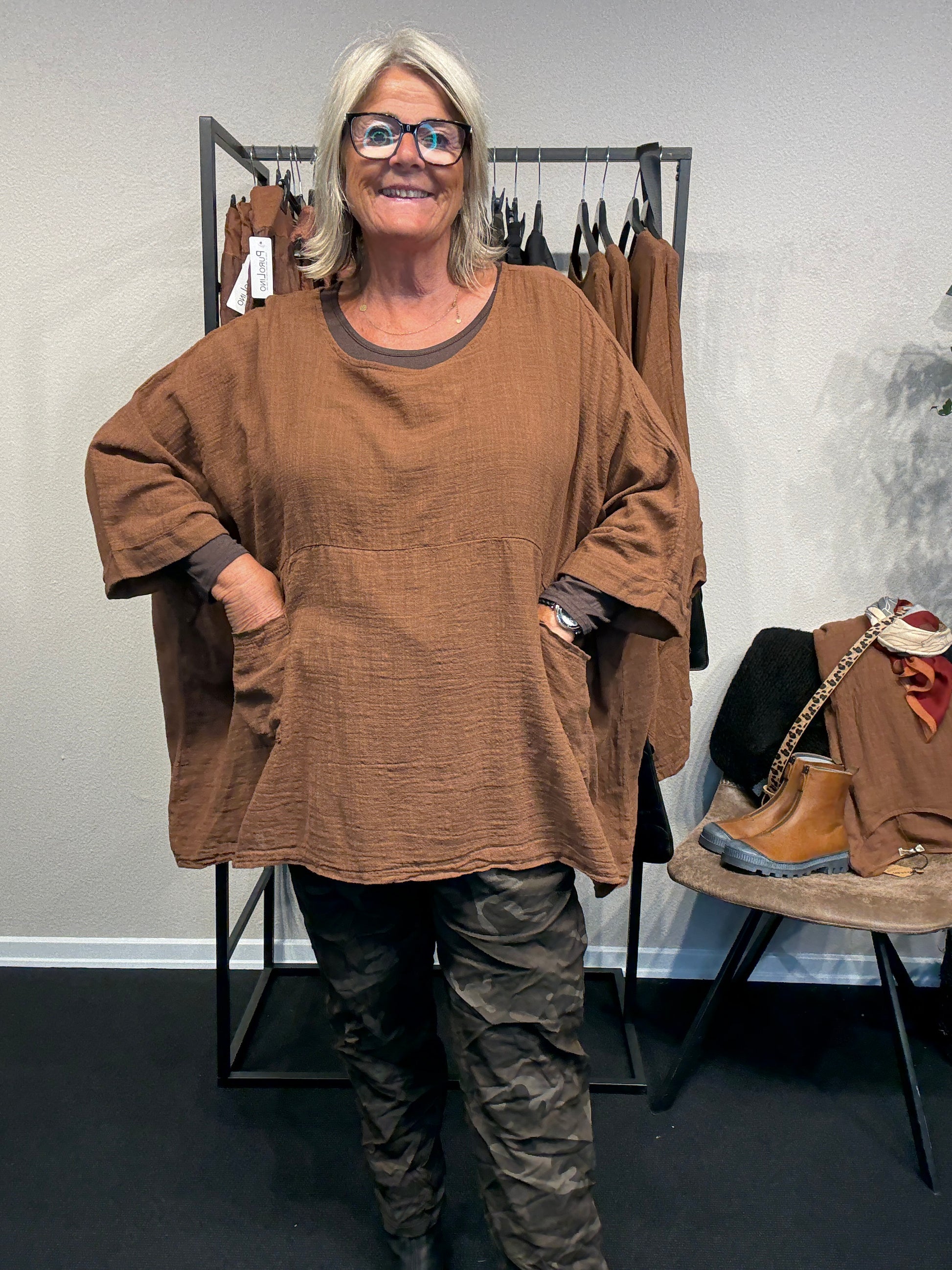 Susanne i teracotta farve 100 % bomulds tunika fra Sigensgaard.dk