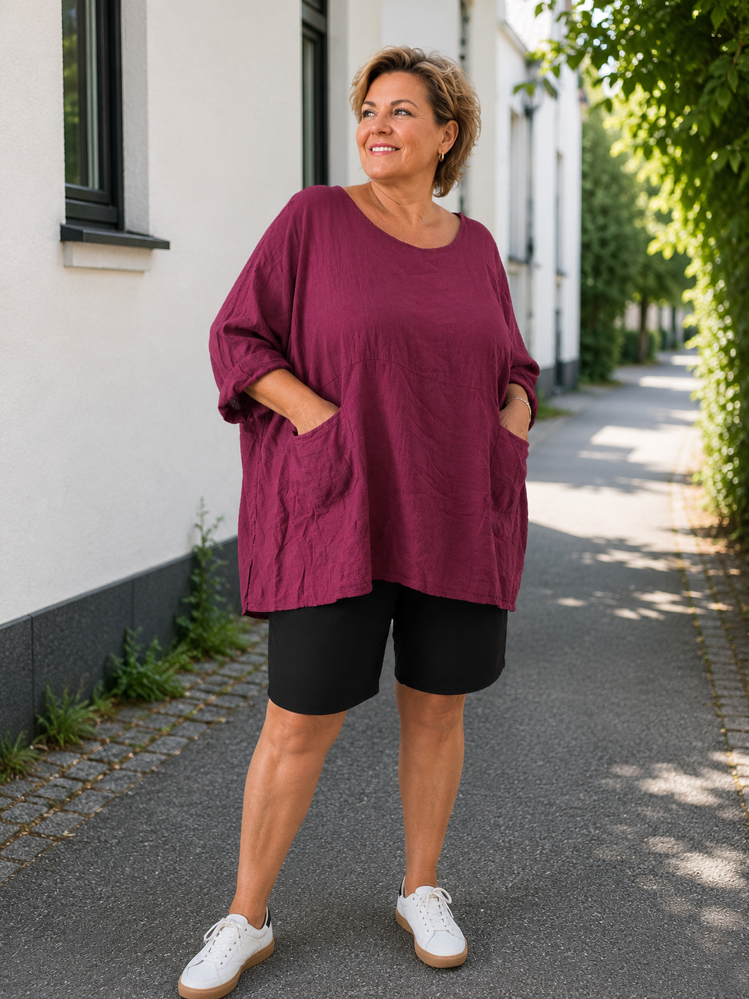 **Alt-tekst – Susanne plussize bomuldstunika (AI-genereret billede):**

AI-genereret billede af en smilende plus-size model iført Susanne bomuldstunika i mørk brun. Tunikaen har en løs, oversize pasform med rund hals, korte brede ærmer og store påsyede lommer foran. Den er stylet med rustfarvede bukser og komfortable sko i et råt industrielt miljø, som fremhæver tunikaens afslappede og moderne udtryk. Ideel til kvinder, der ønsker komfort, bevægelsesfrihed og et stilfuldt hverdagslook.
