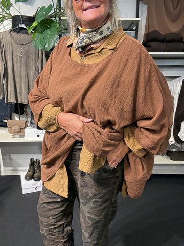 Susanne i teracotta farve 100 % bomulds tunika fra Sigensgaard.dk