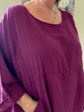 Susanne er en tunika til plus size kvinder, som elsker et oversize look. Den findes i mange forskellige farver. Den er onesize og passes af alt fra en str. 42 til og med str. 54. Her ses den i farven sort. 