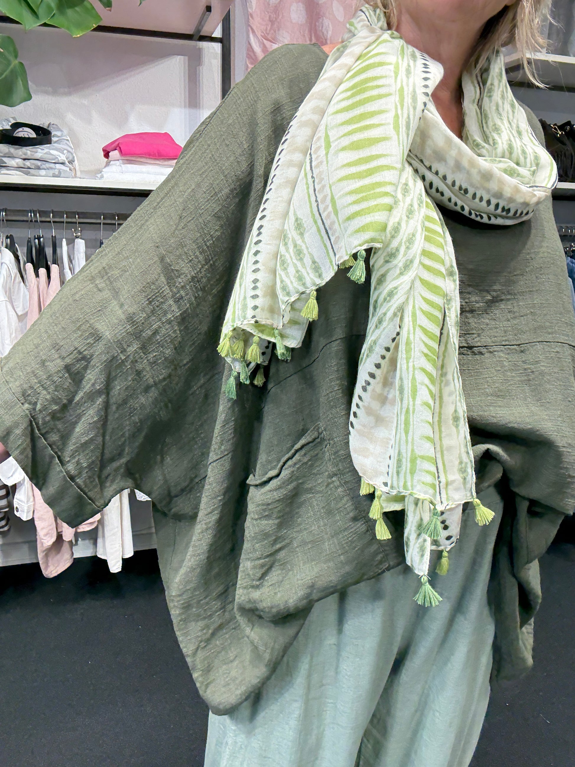 hverdag eller fest denne susanne tunika kan begge dele 100% bomuld i mang efarver denne er Army fashion til store størrelser plussize frs Sigensgaard.dk