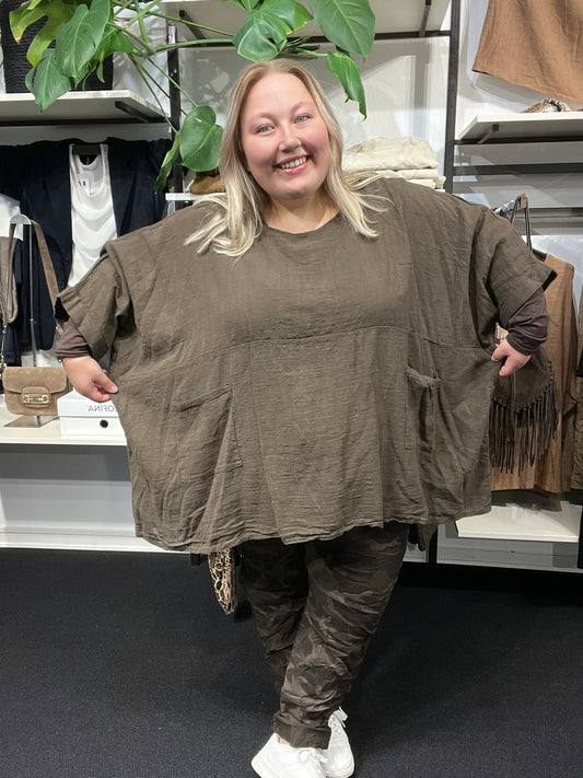 Susanne tunika i brun som er 100% bomuld.