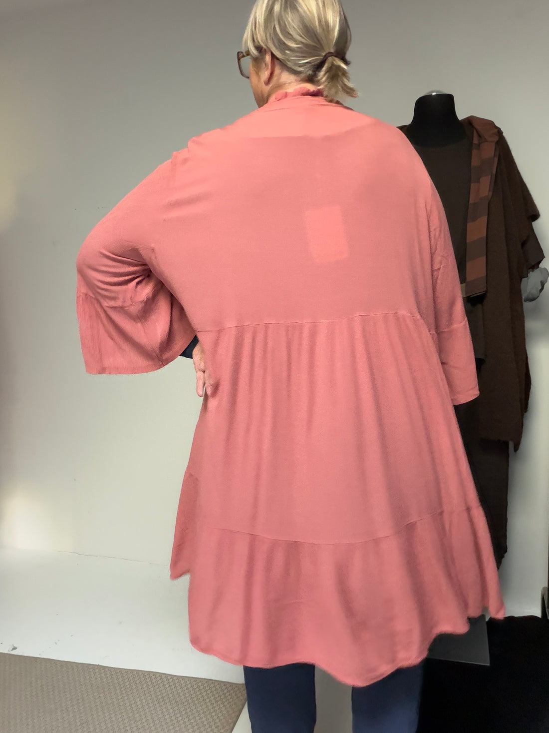 Tanja Plus Size dametøj fra Sigensgaard. Smart og moderne stil til kvinder med former. AI-genereret inspirationsbillede – tjek altid mål og produktbeskrivelse.
