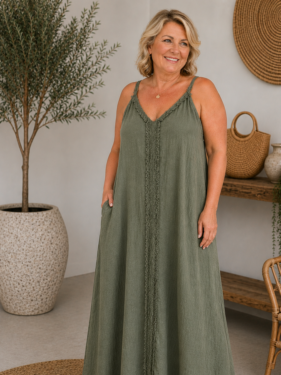 Smart stropkjole perfekt til plus size kvinden der elsker at gå i kjole om sommeren. 

Den er i 100% hør, og er en af de kjoler du kan bruge både til hverdag og fest. 

Billedet er genereret vha. AI-teknologi for at vise kjolen på en person. 