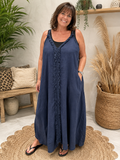 Smart stropkjole perfekt til plus size kvinden der elsker at gå i kjole om sommeren. 

Den er i 100% hør, og er en af de kjoler du kan bruge både til hverdag og fest. 

Billedet er genereret vha. AI-teknologi for at vise kjolen på en person. 