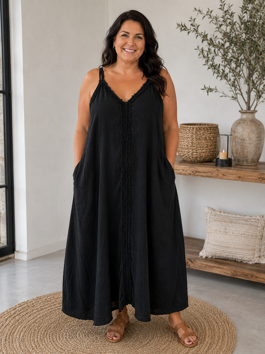 Smart stropkjole perfekt til plus size kvinden der elsker at gå i kjole om sommeren. 

Den er i 100% hør, og er en af de kjoler du kan bruge både til hverdag og fest. 

Billedet er genereret vha. AI-teknologi for at vise kjolen på en person. 