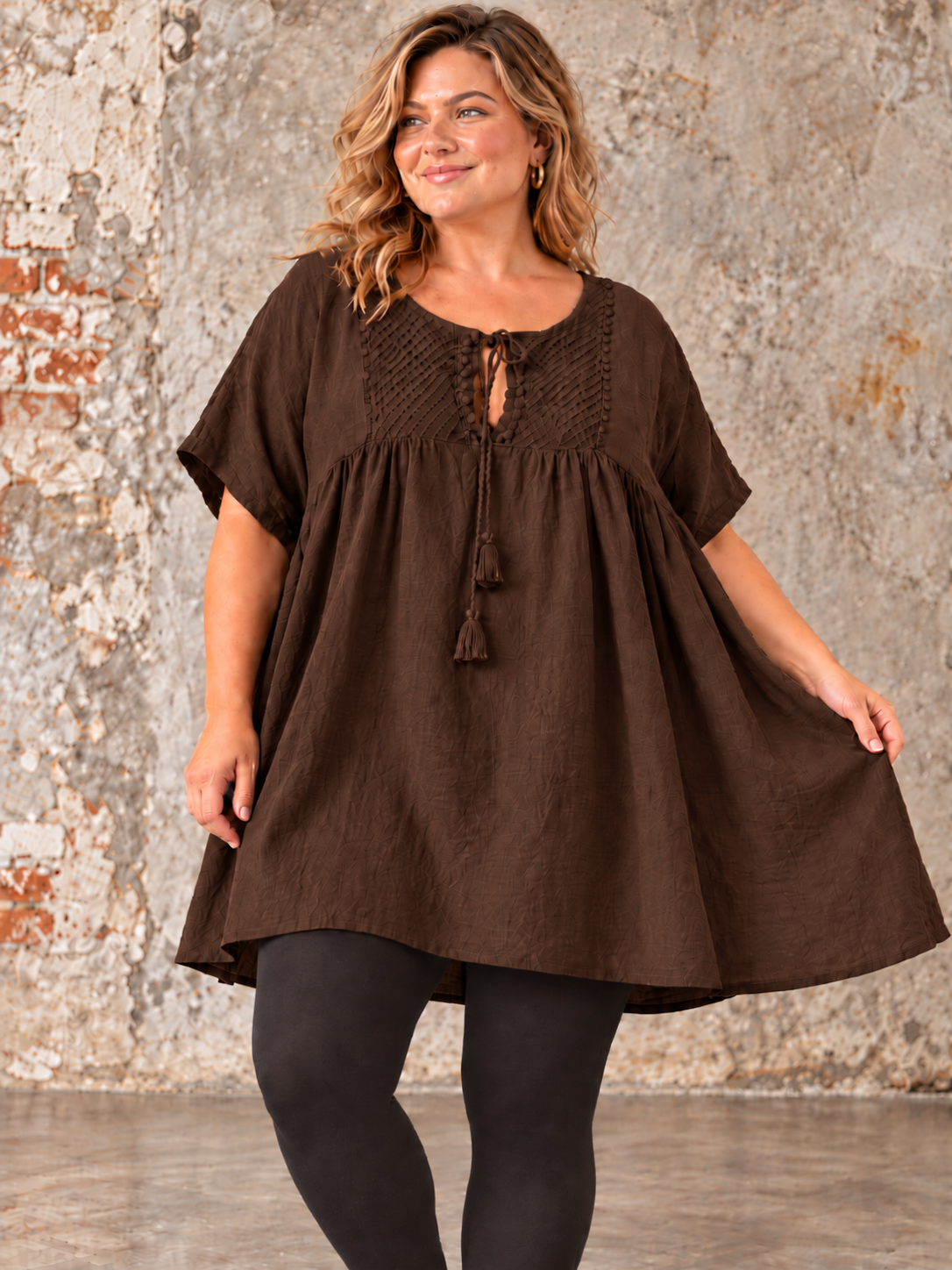 En feminin hør tunika til plus size kvinden som ønsker en smart tunika hvor komforten også er i højsædet. Den er perfekt til dig som fylder både for- og bagtil grundet den gode facon. 