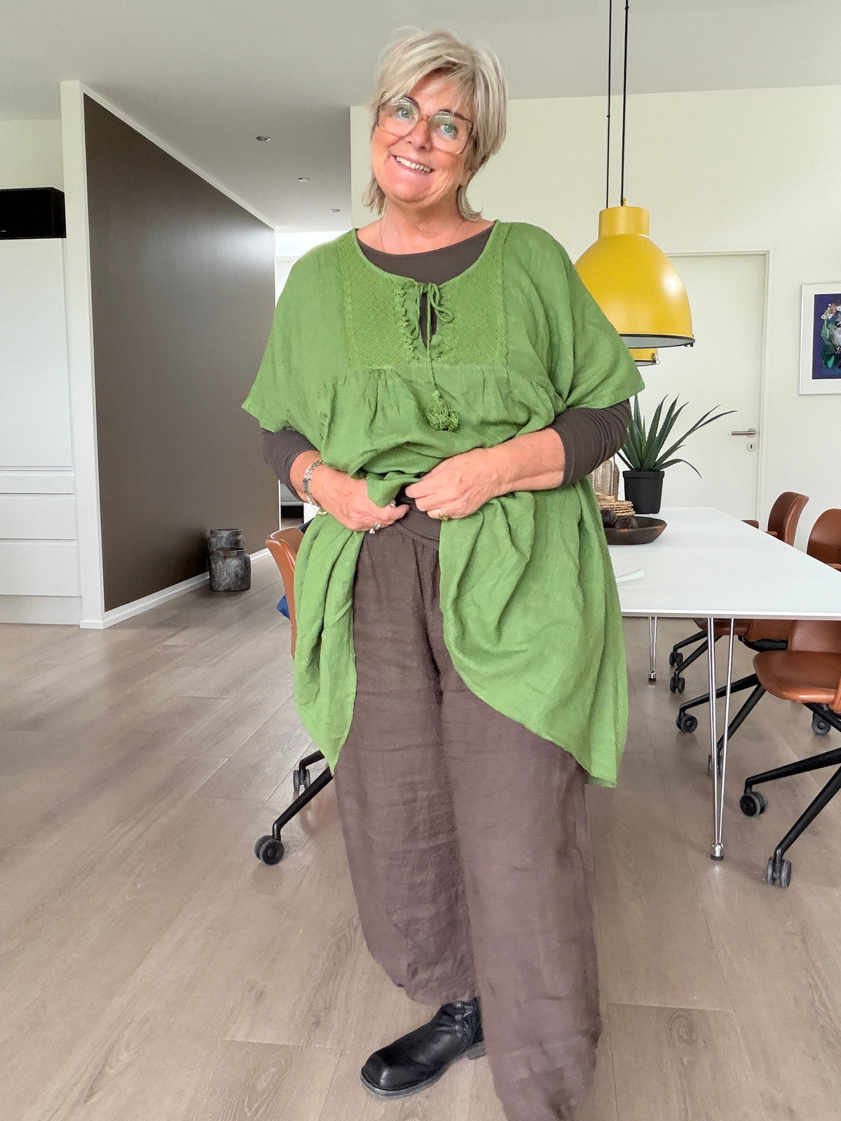 En feminin hør tunika til plus size kvinden som ønsker en smart tunika hvor komforten også er i højsædet. Den er perfekt til dig som fylder både for- og bagtil grundet den gode facon. 