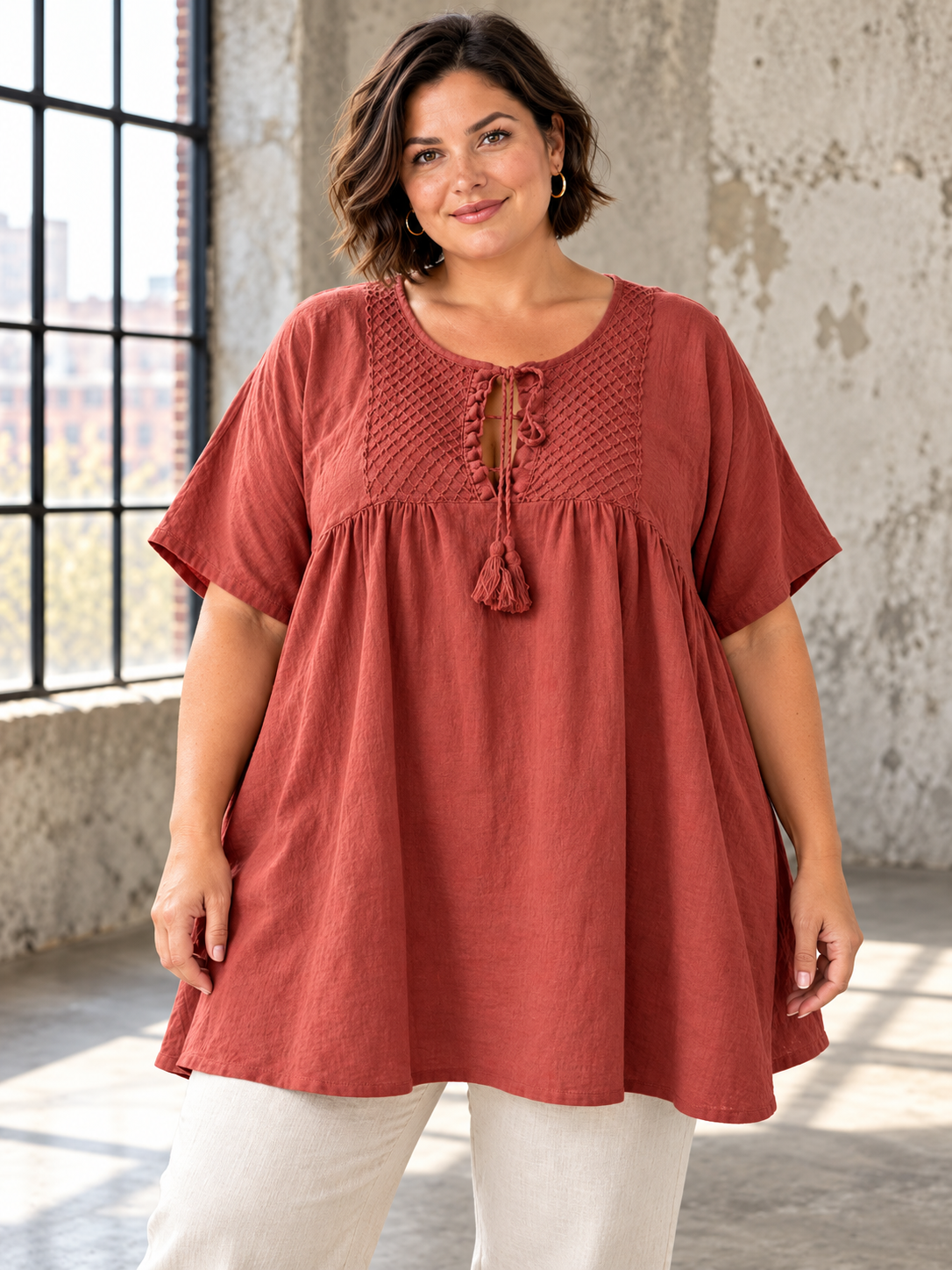 En feminin hør tunika til plus size kvinden som ønsker en smart tunika hvor komforten også er i højsædet. Den er perfekt til dig som fylder både for- og bagtil grundet den gode facon. 