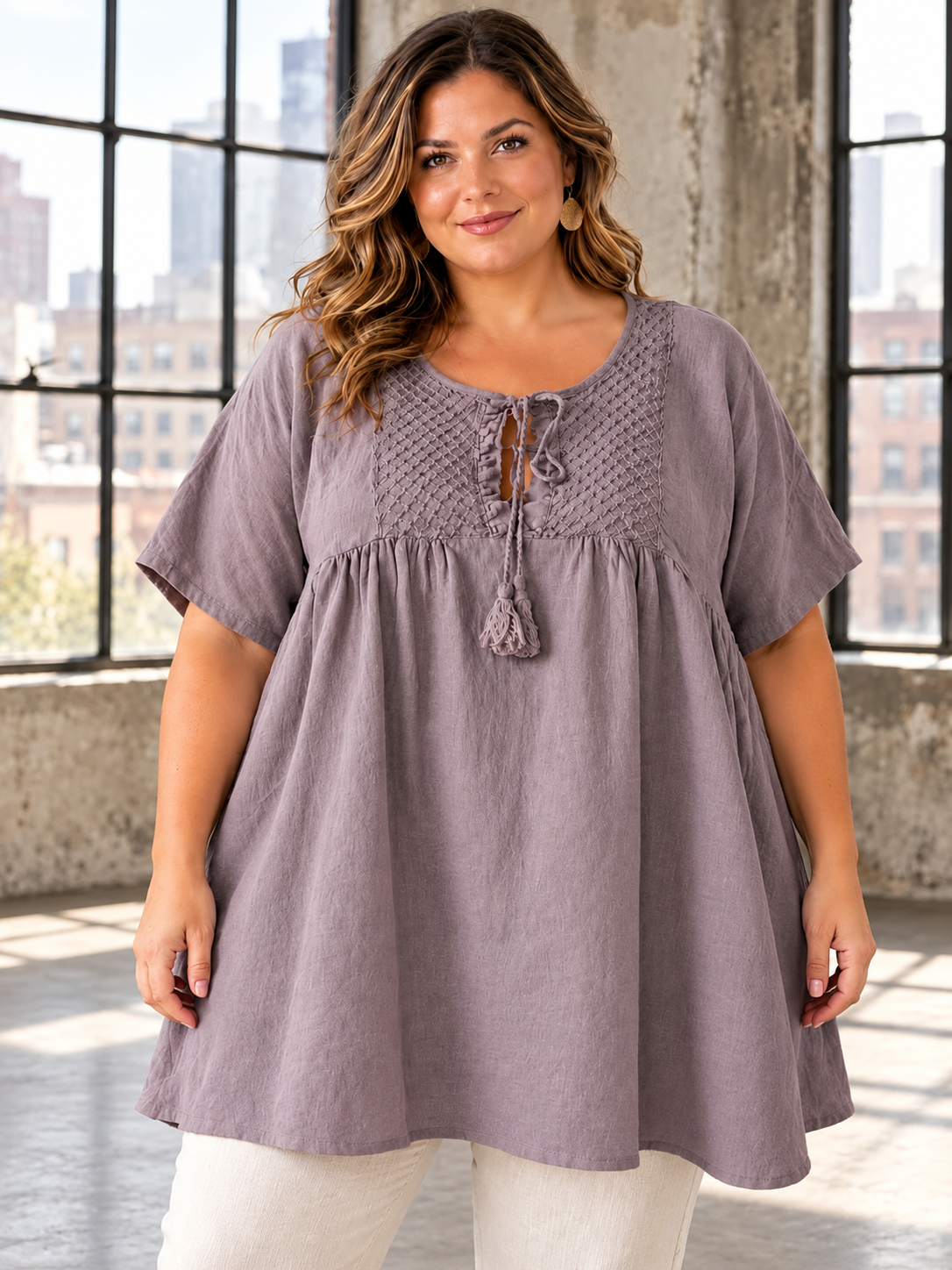 En feminin hør tunika til plus size kvinden som ønsker en smart tunika hvor komforten også er i højsædet. Den er perfekt til dig som fylder både for- og bagtil grundet den gode facon. 
