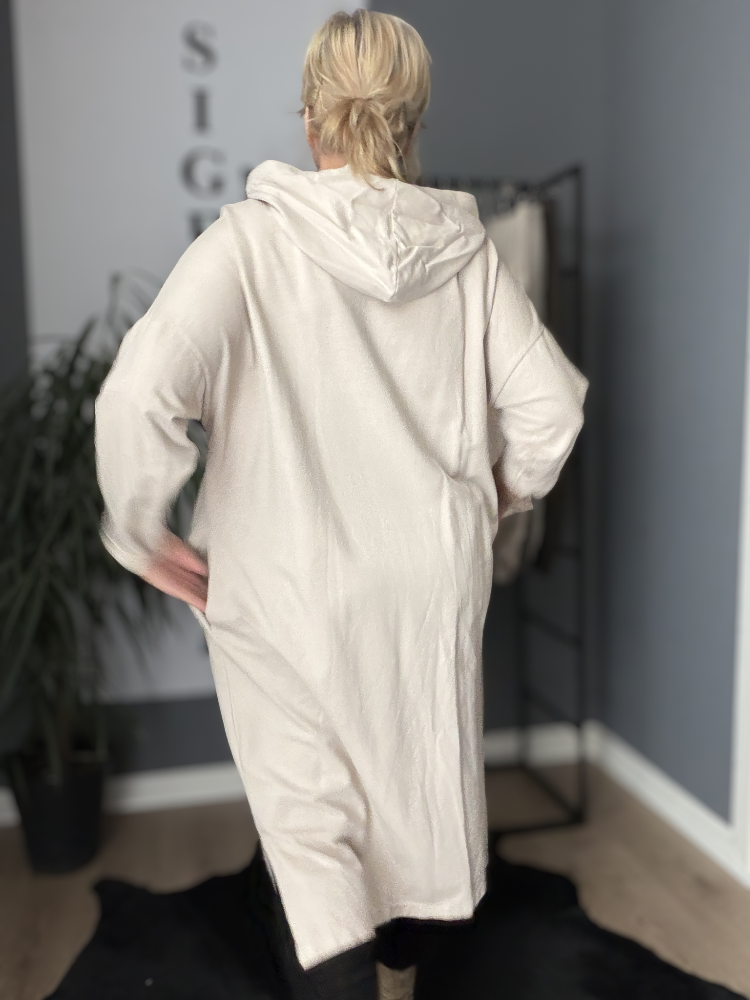 Smart jersey kjole med rå detaljer - den er til dig som bruger mellem en str. 42 og 48. Perfekt til plus pigerne der ønsker en behagelig kjole til hverdag og søndagsafslapning.