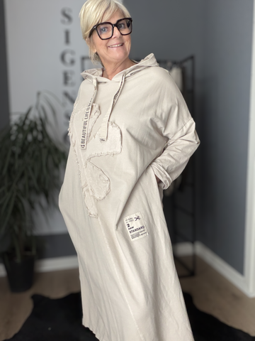 Smart jersey kjole med rå detaljer - den er til dig som bruger mellem en str. 42 og 48. Perfekt til plus pigerne der ønsker en behagelig kjole til hverdag og søndagsafslapning.