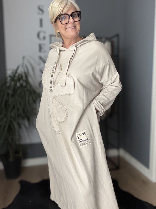 Smart jersey kjole med rå detaljer - den er til dig som bruger mellem en str. 42 og 48. Perfekt til plus pigerne der ønsker en behagelig kjole til hverdag og søndagsafslapning.