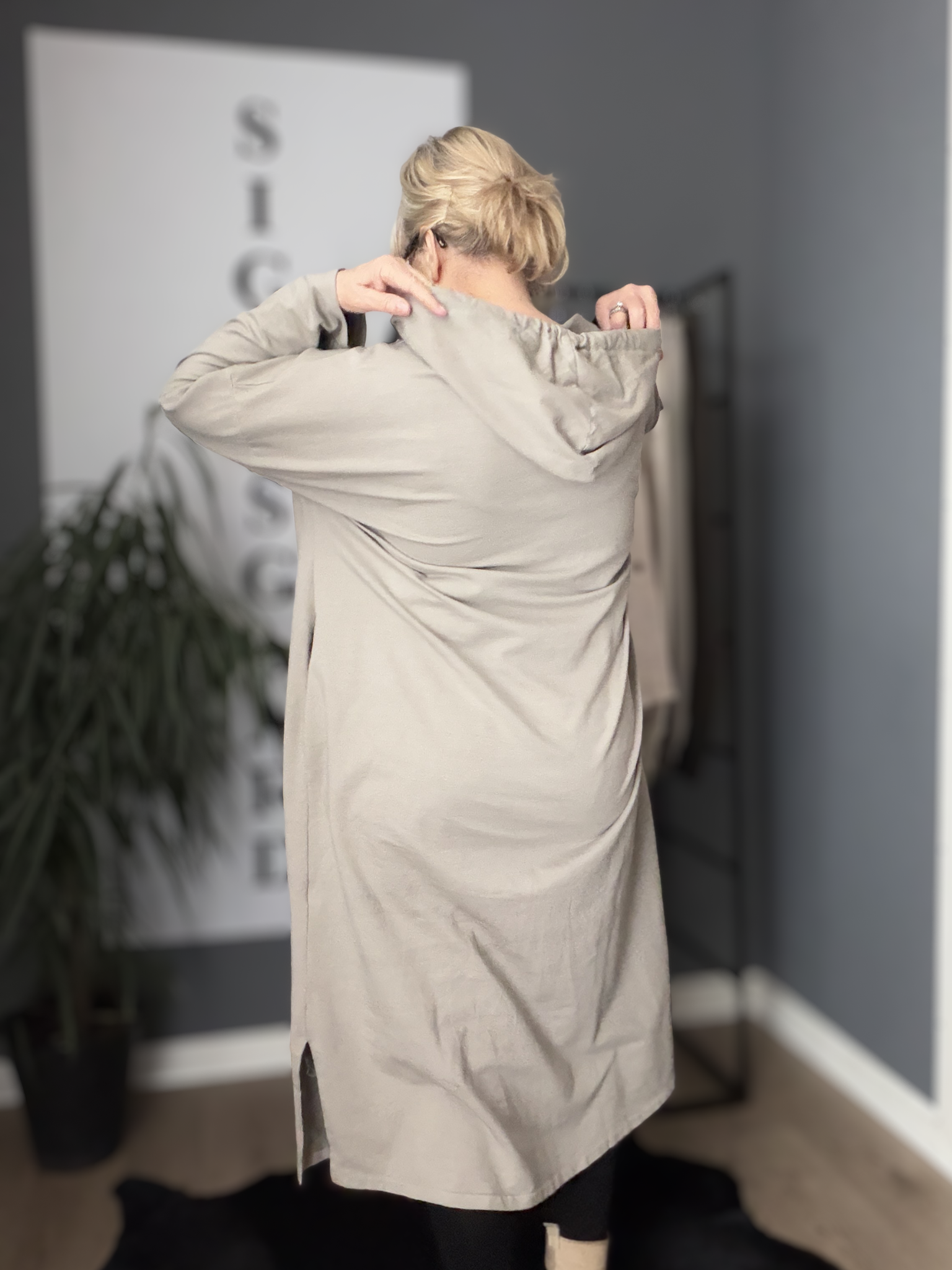 Smart jersey kjole med rå detaljer - den er til dig som bruger mellem en str. 42 og 48. Perfekt til plus pigerne der ønsker en behagelig kjole til hverdag og søndagsafslapning.