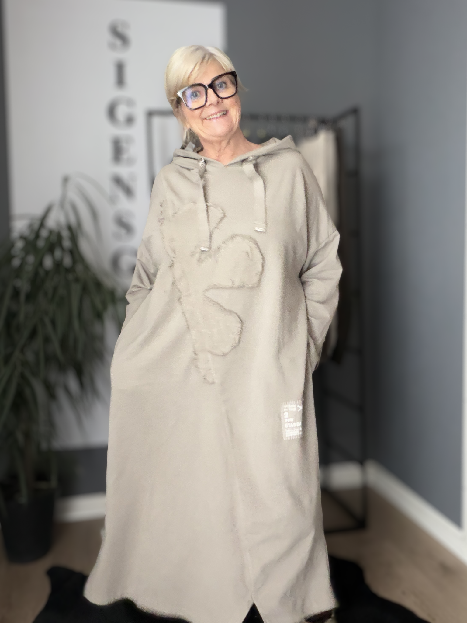 Smart jersey kjole med rå detaljer - den er til dig som bruger mellem en str. 42 og 48. Perfekt til plus pigerne der ønsker en behagelig kjole til hverdag og søndagsafslapning.