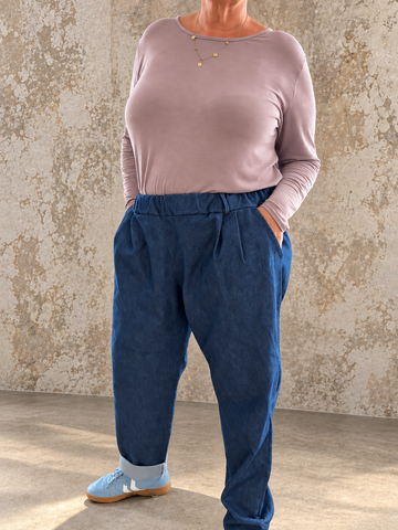 Smart plussize jeans med rummelig pasform. Den er perfekt til plus size kvinden som fylder om mave og numse. En Sigensgaard favorit blandt mange. 

Billedet er genereret vha. AI teknologi.