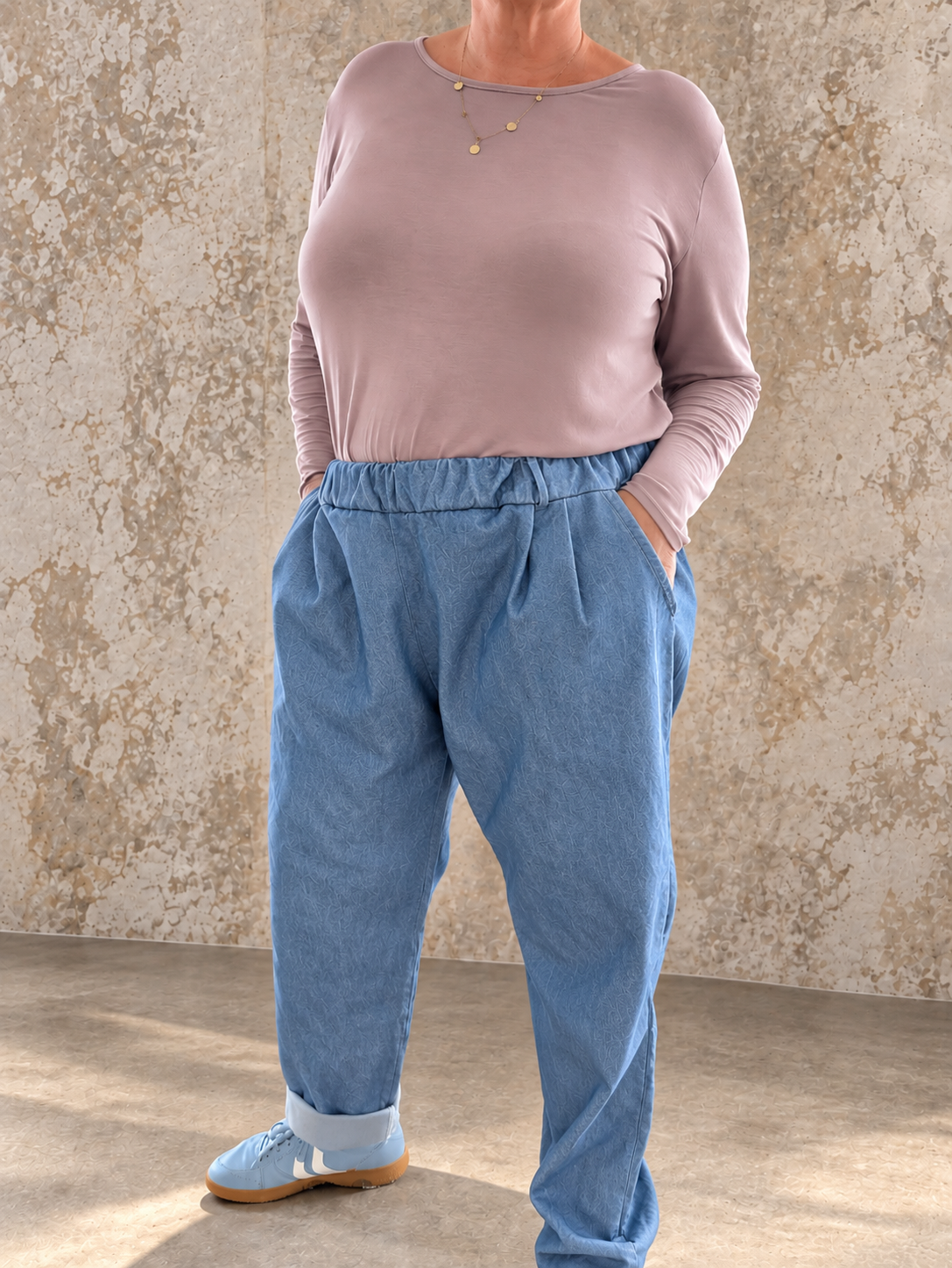 Smart plussize jeans med rummelig pasform. Den er perfekt til plus size kvinden som fylder om mave og numse. En Sigensgaard favorit blandt mange. 

Billedet er genereret vha. AI teknologi.