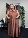 Smart plus size kjole i farven lys terracotta. Den er i ærmeløs og i en god a-facon.