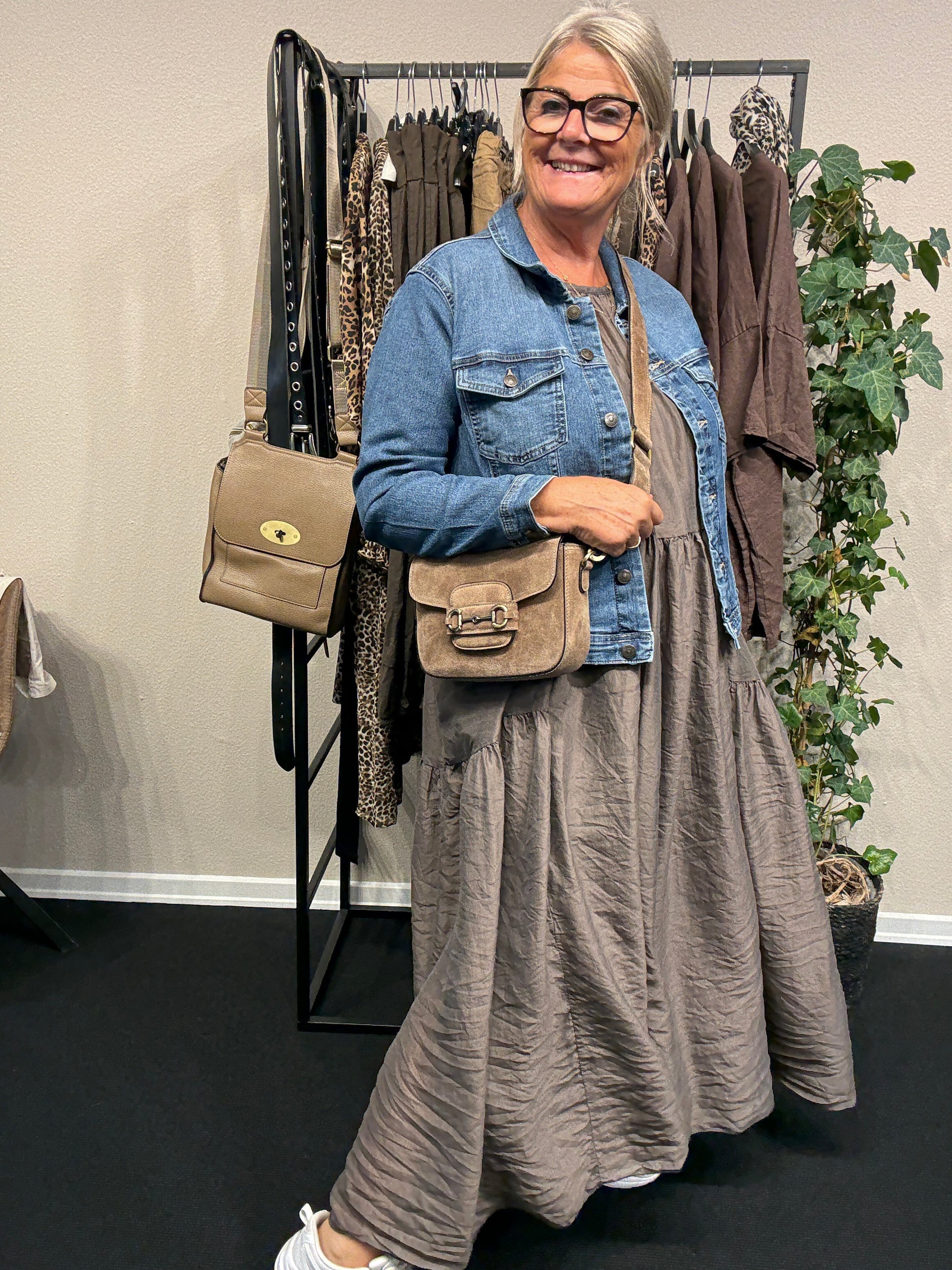 Smuk lang kjole til plus size pigen. Den kan bruge til både hverdag og fest, det handler udelukkende om accessories. 