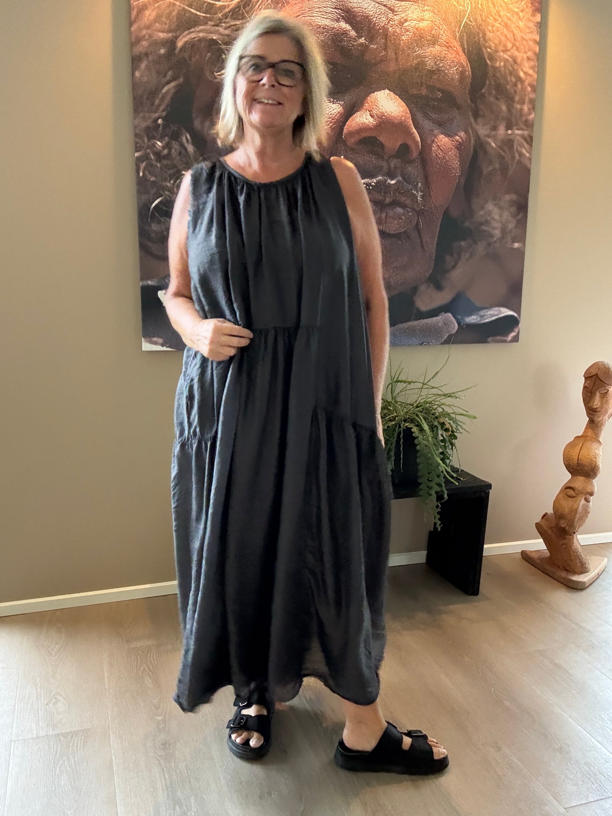 Talia i sort lang smart plussize kjole i forvasket kvalitet,Sigensgaard.dk