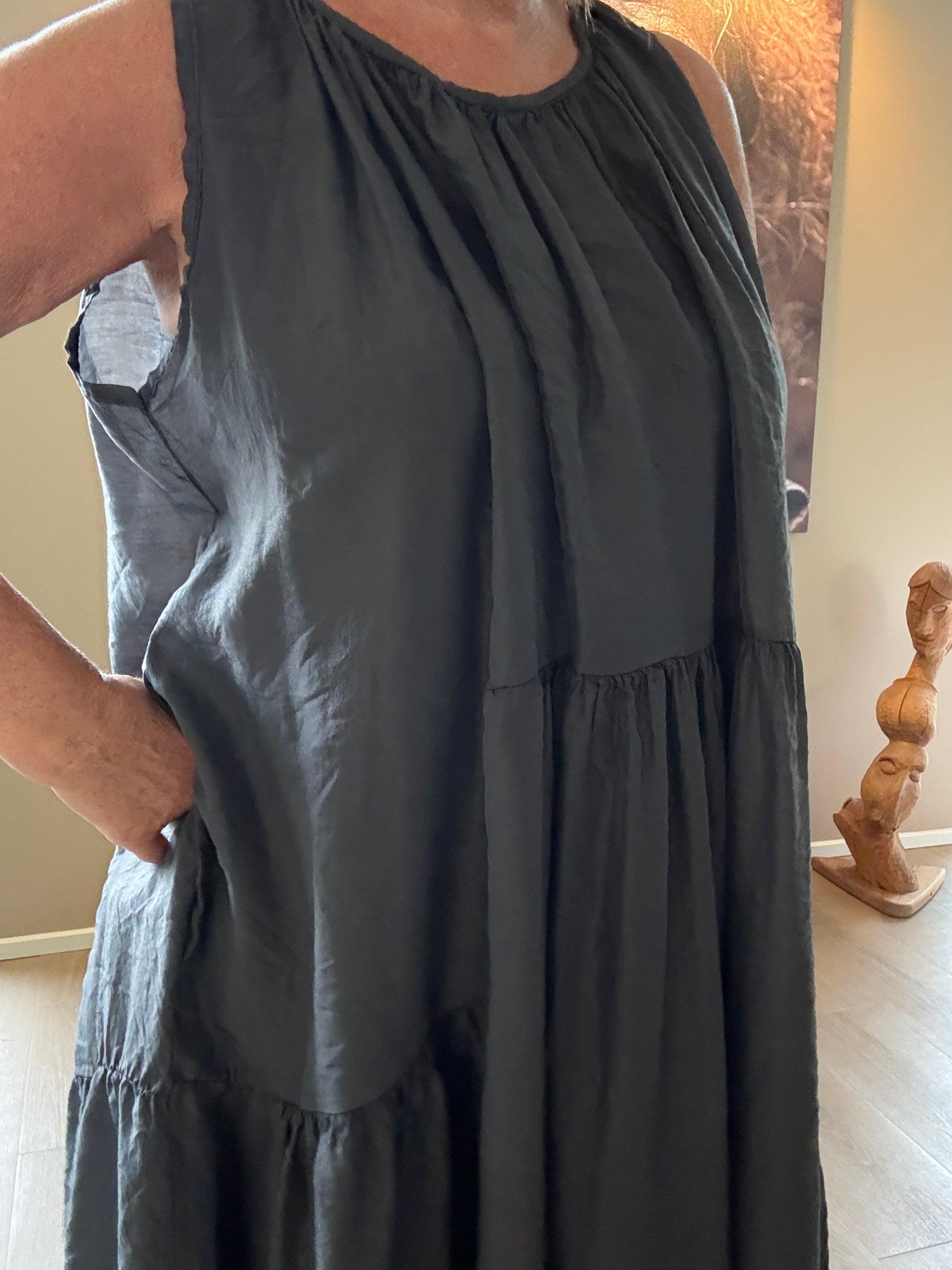 Talia i sort lang smart plussize kjole i forvasket kvalitet,Sigensgaard.dk