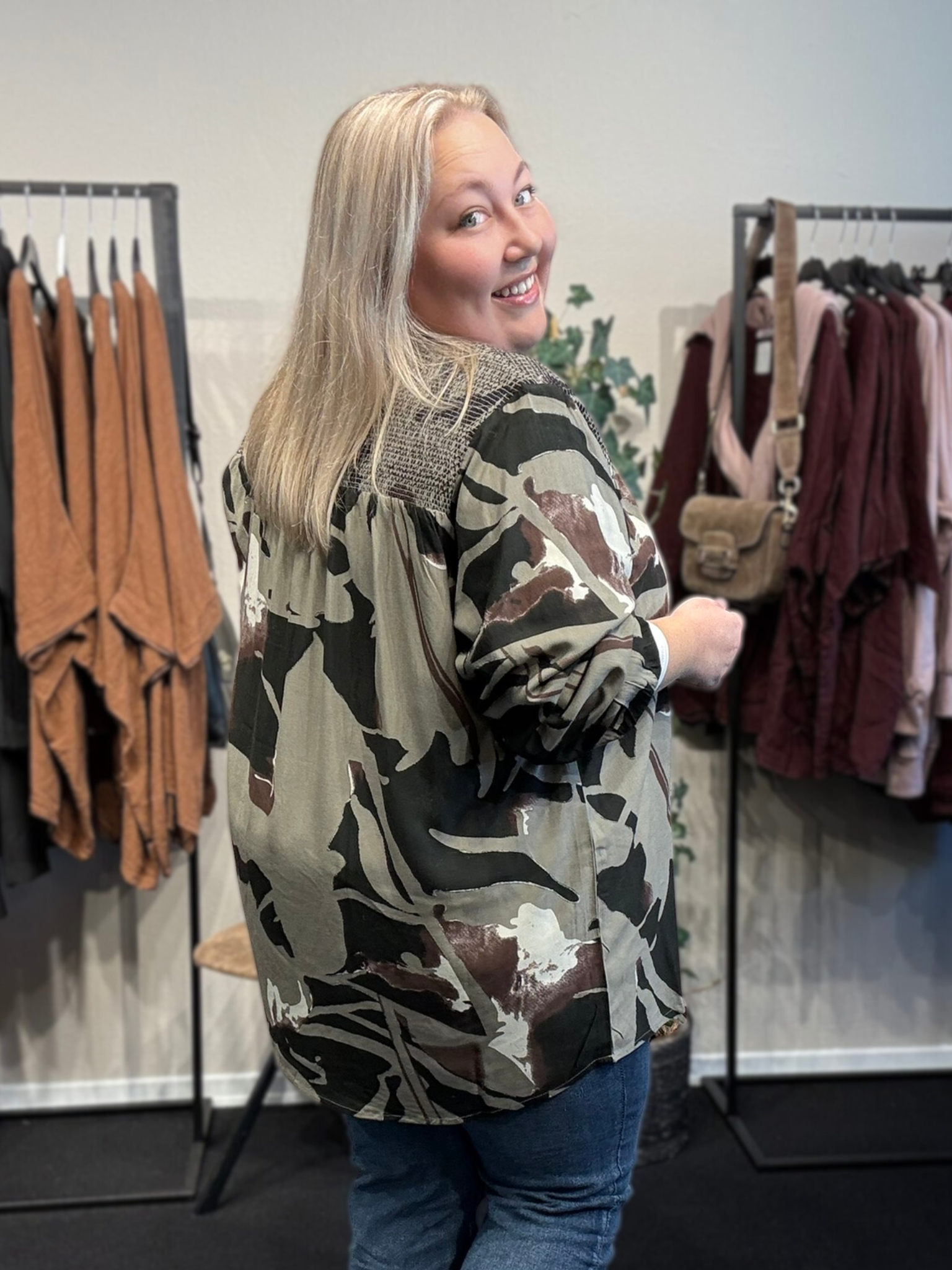Smuk plus size bluse i anderledes mønster. Den er i nogle flotte jordfarver, som er nemme at sætte sammen med andre farver. 