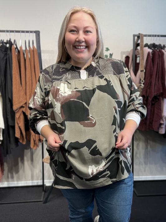 Smuk plus size bluse i anderledes mønster. Den er i nogle flotte jordfarver, som er nemme at sætte sammen med andre farver. 