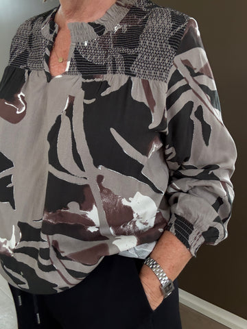 Smuk plus size bluse i anderledes mønster. Den er i nogle flotte jordfarver, som er nemme at sætte sammen med andre farver. 