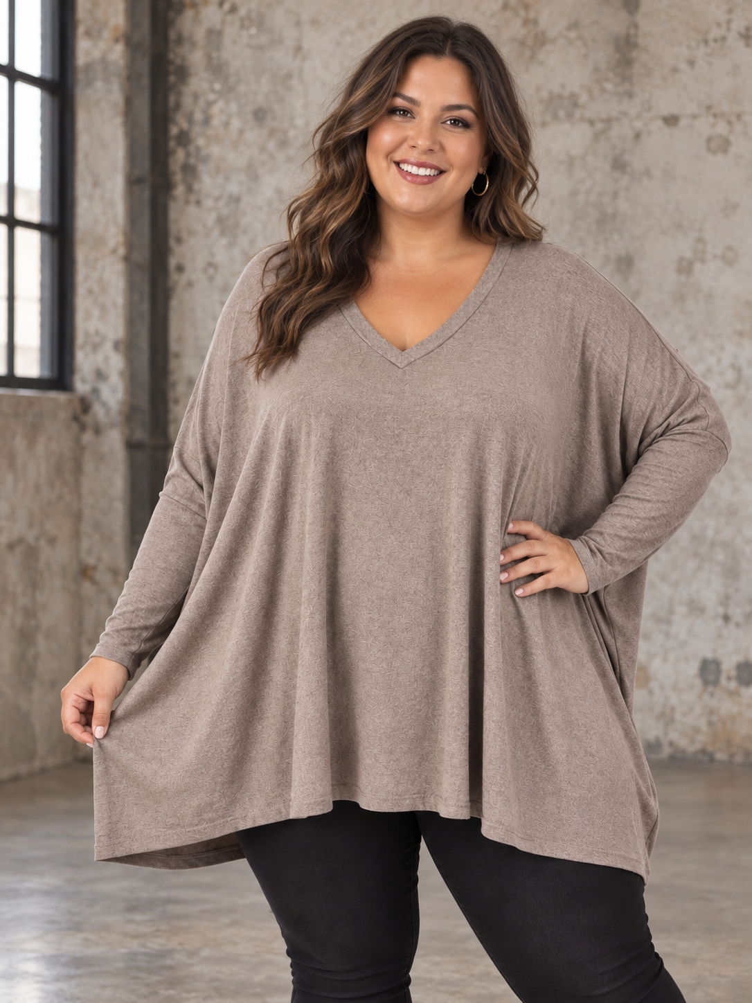 Hanne plussize strik i blød kvalitet med V-hals, lange ærmer og løs, rummelig pasform. Vist på plus size model – billedet er AI-genereret.