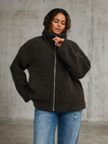 CARASPEN brun plus size fleecejakke i blød teddy-kvalitet med høj krave og lynlås.