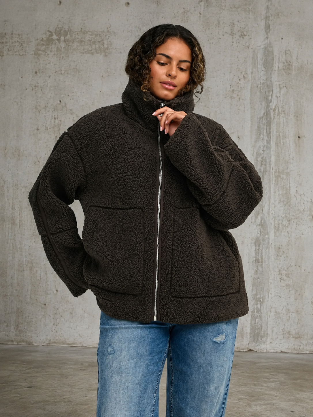 CARASPEN brun plus size fleecejakke i blød teddy-kvalitet med høj krave og lynlås.