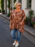 AI-genereret billede af Sille plussize bomuldstunika i let vævet bomuld med grafisk print, rund hals og lommer. Tunikaen vises på en plus-size model og fås i flere farver.
