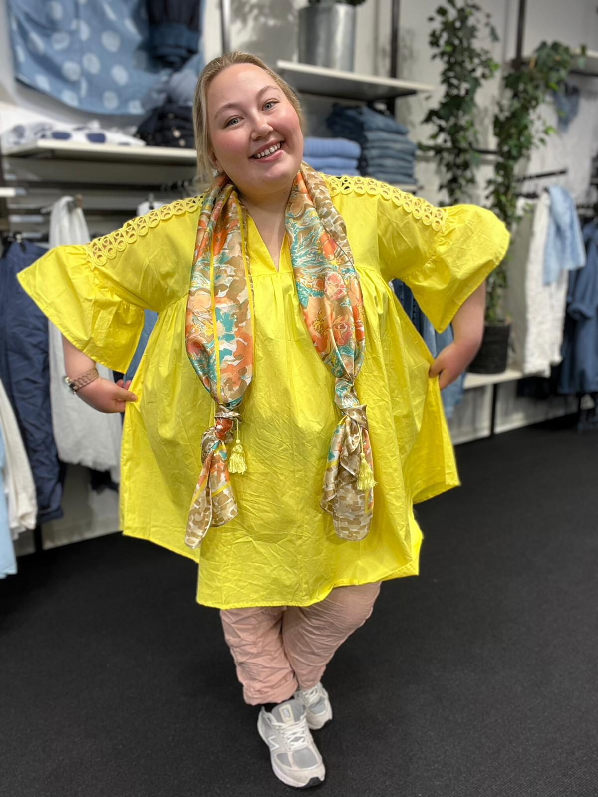 Den smukke plus size tunika ved navn Thea, her i gul. Jeg har sat den til Leopold buksen i rosa, det er den med masser af stræk, lommer bindebånd og god pasform. Derudover har jeg tilføjet Olivia tørklædet, for at give farve op til ansigtet. 