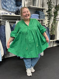 Den smukke plus size tunika ved navn Thea, her i grøn. Jeg har sat den til Mimi jeansen, det er den med stræk, lommer bindebånd og god pasform.