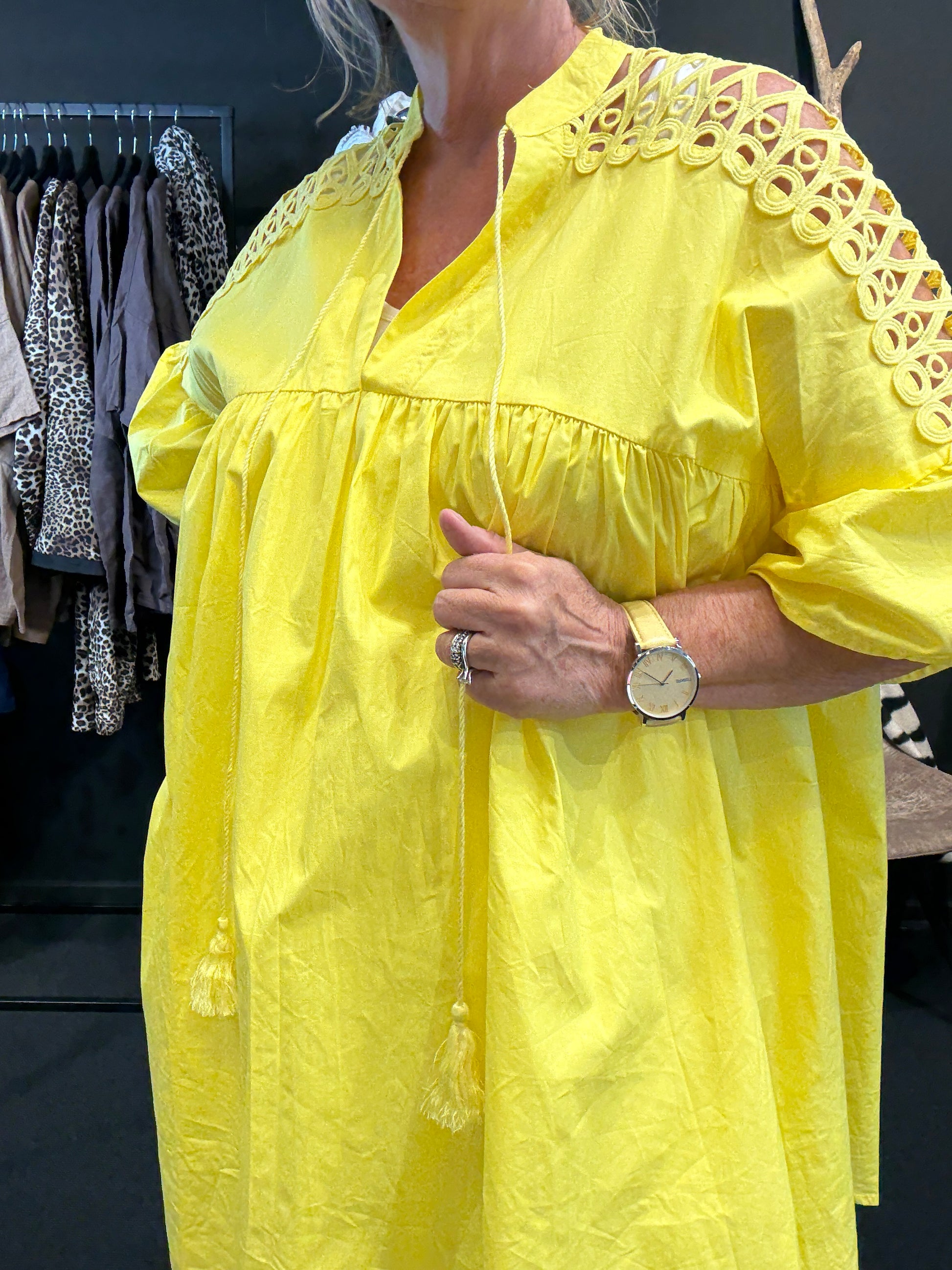 Den smukke plus size tunika ved navn Thea, her i gul. Jeg har sat den til Leopold buksen i rosa, det er den med masser af stræk, lommer bindebånd og god pasform. Derudover har jeg tilføjet Olivia tørklædet, for at give farve op til ansigtet. 