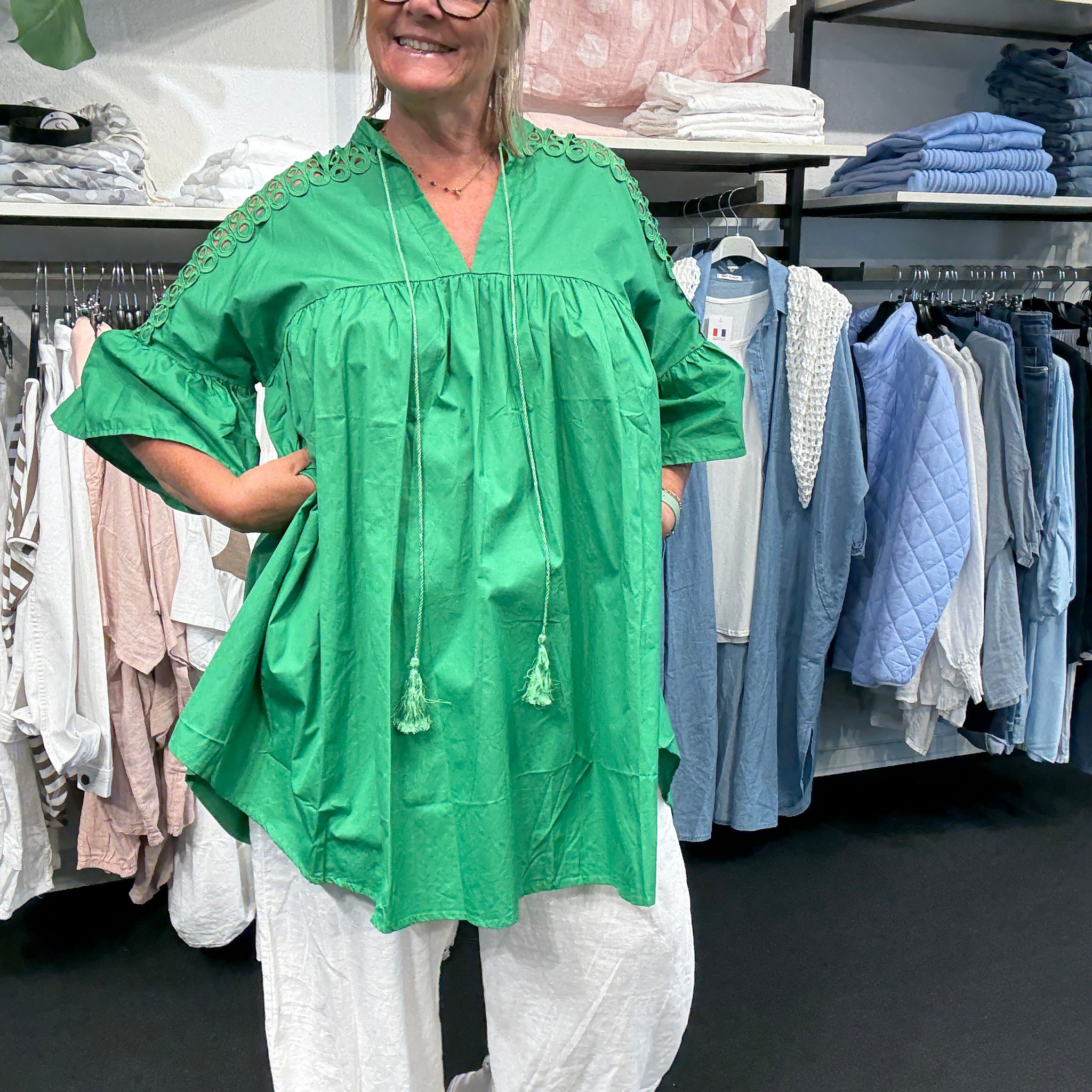 Den smukke plus size tunika ved navn Thea, her i grøn. Jeg har sat den til Mimi jeansen, det er den med stræk, lommer bindebånd og god pasform.