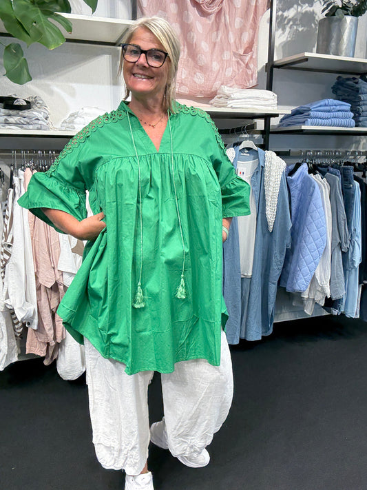 Den smukke plus size tunika ved navn Thea, her i grøn. Jeg har sat den til Mimi jeansen, det er den med stræk, lommer bindebånd og god pasform.