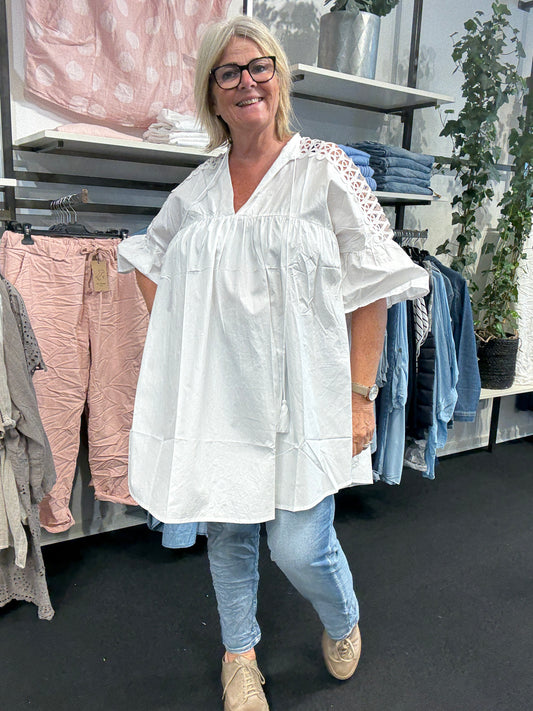 Hvid thea bomulds tunika pluspiger sigensgaard.dk