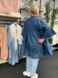 Smuk tunika med blonde på skulderen. Den har v-hals og så er den skåret over brystet, hvorefter den får ud i a-facon. Virkelig smuk tunika, som vil klæde de fleste plus size kvinder.