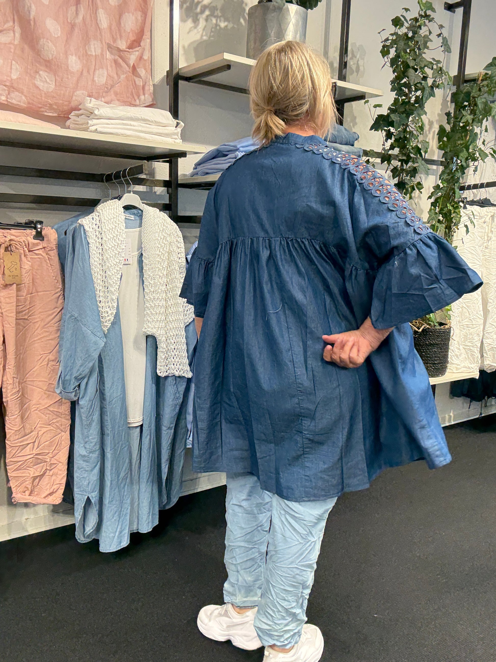Smuk tunika med blonde på skulderen. Den har v-hals og så er den skåret over brystet, hvorefter den får ud i a-facon. Virkelig smuk tunika, som vil klæde de fleste plus size kvinder.