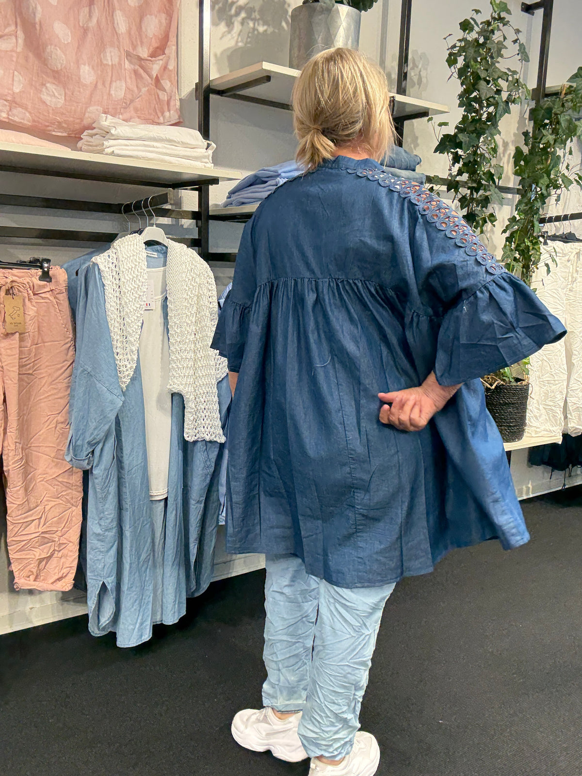 Smuk tunika med blonde på skulderen. Den har v-hals og så er den skåret over brystet, hvorefter den får ud i a-facon. Virkelig smuk tunika, som vil klæde de fleste plus size kvinder.