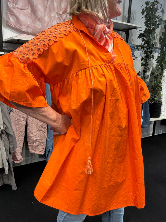 Thea bomulds tunika i orange til pluspiger fra sigensgaard.dk