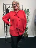 Smuk og feminin plus size bluse, perfekt til både hverdag og fest. Den er med et bindebånd foran, som man kan lade hænge eller binde til en sløjfe eller anden knude.