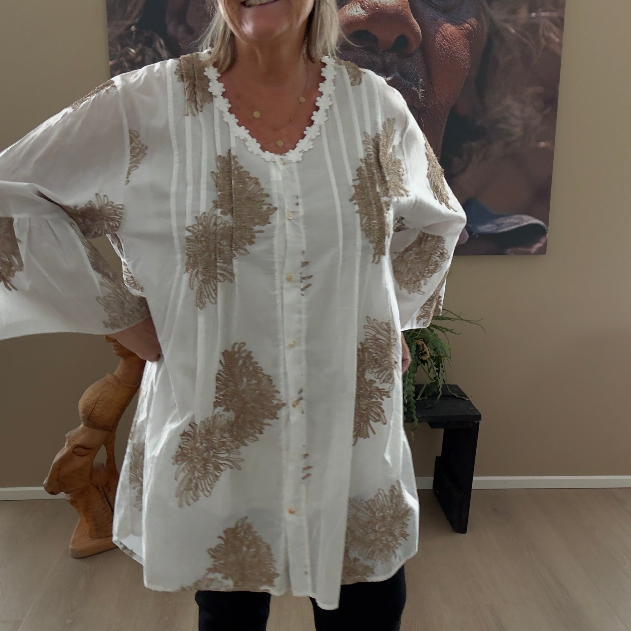 Tina hvid tunika til pluspiger med bronze broderi