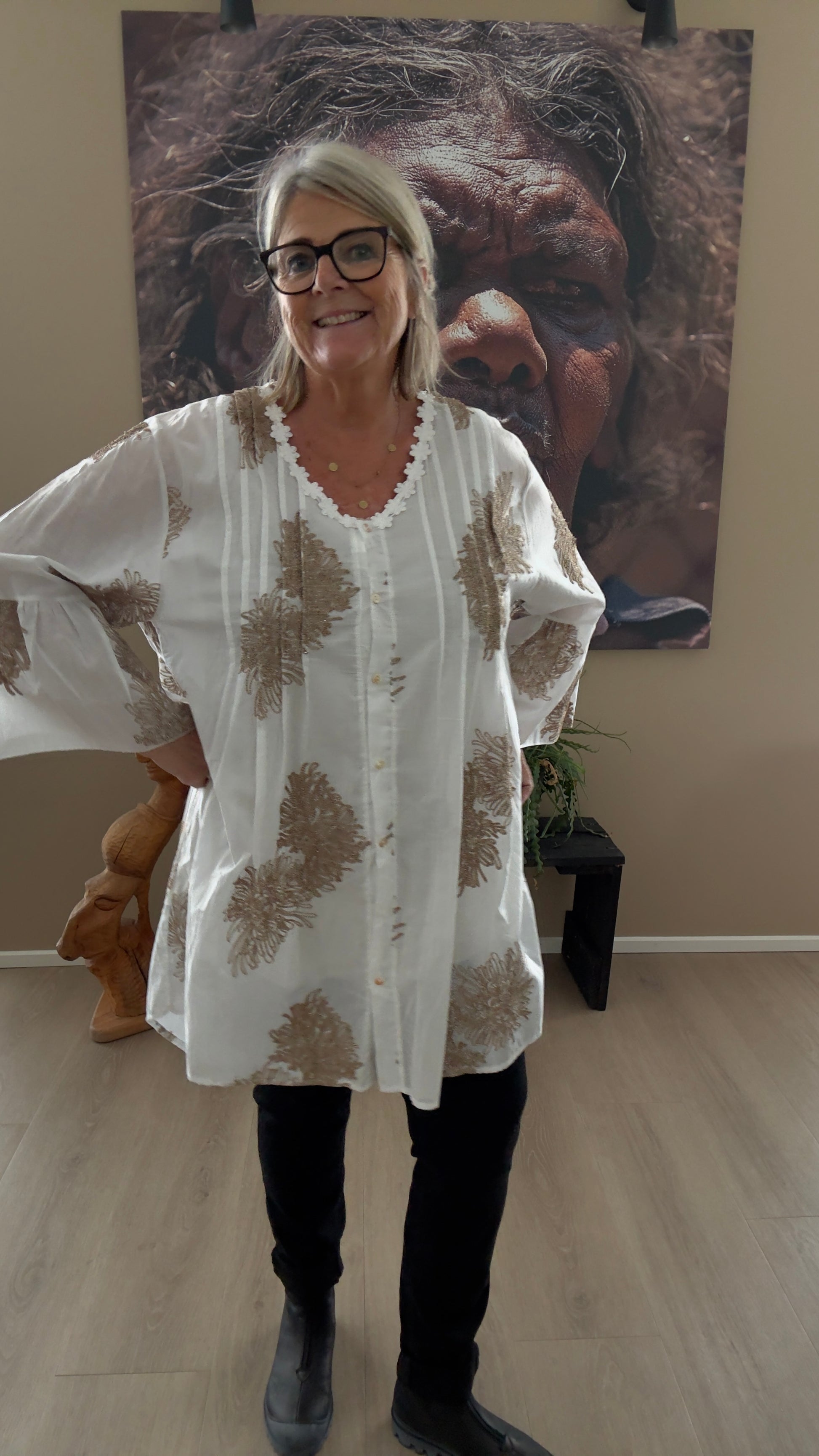 Tina hvid tunika til pluspiger med bronze broderi