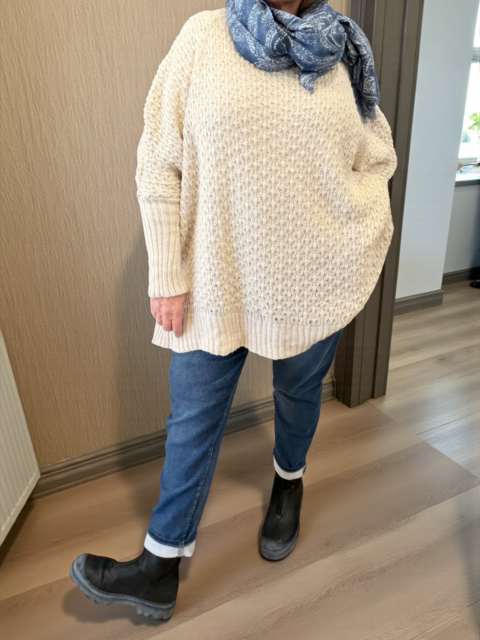 Sort plussize pullover med rundhals og langt ærme med ribkant.